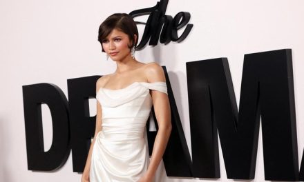Sustainable Style Ala Zendaya, Pakai Ulang Gaun Oscars Dari 10 Tahun Lalu