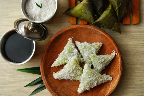Kue Lupis: Manis Tradisi Nusantara Yang Tak Lekang Oleh Waktu