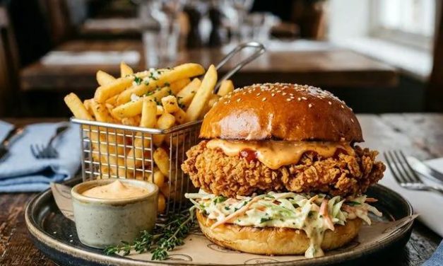 Bikin Nagih! Burger Chicken Crispy Dengan Isian Ayam Juicy